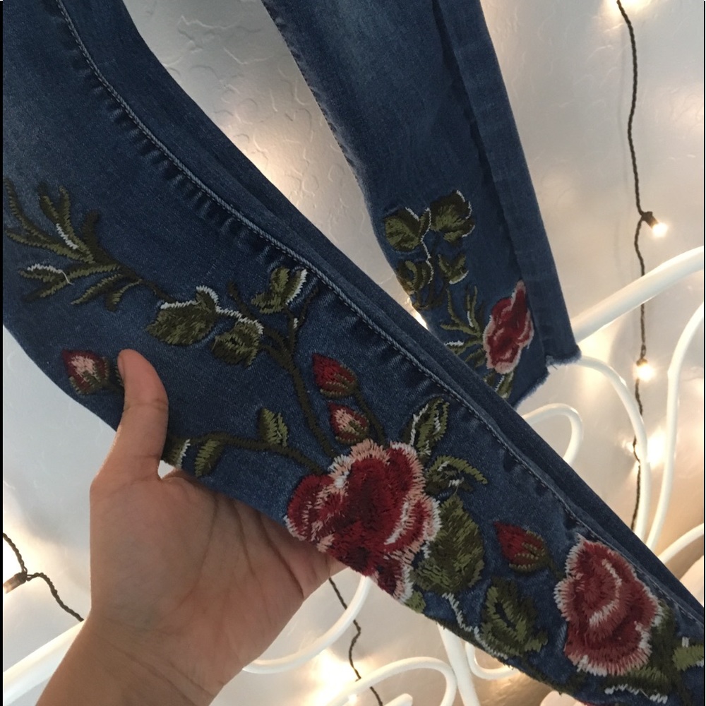 ‼️FLASH SALE💥 Low Waisted Rose Embroidered Jeans